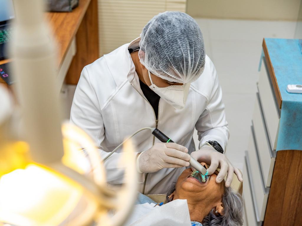 Procedimento odontológico em andamento